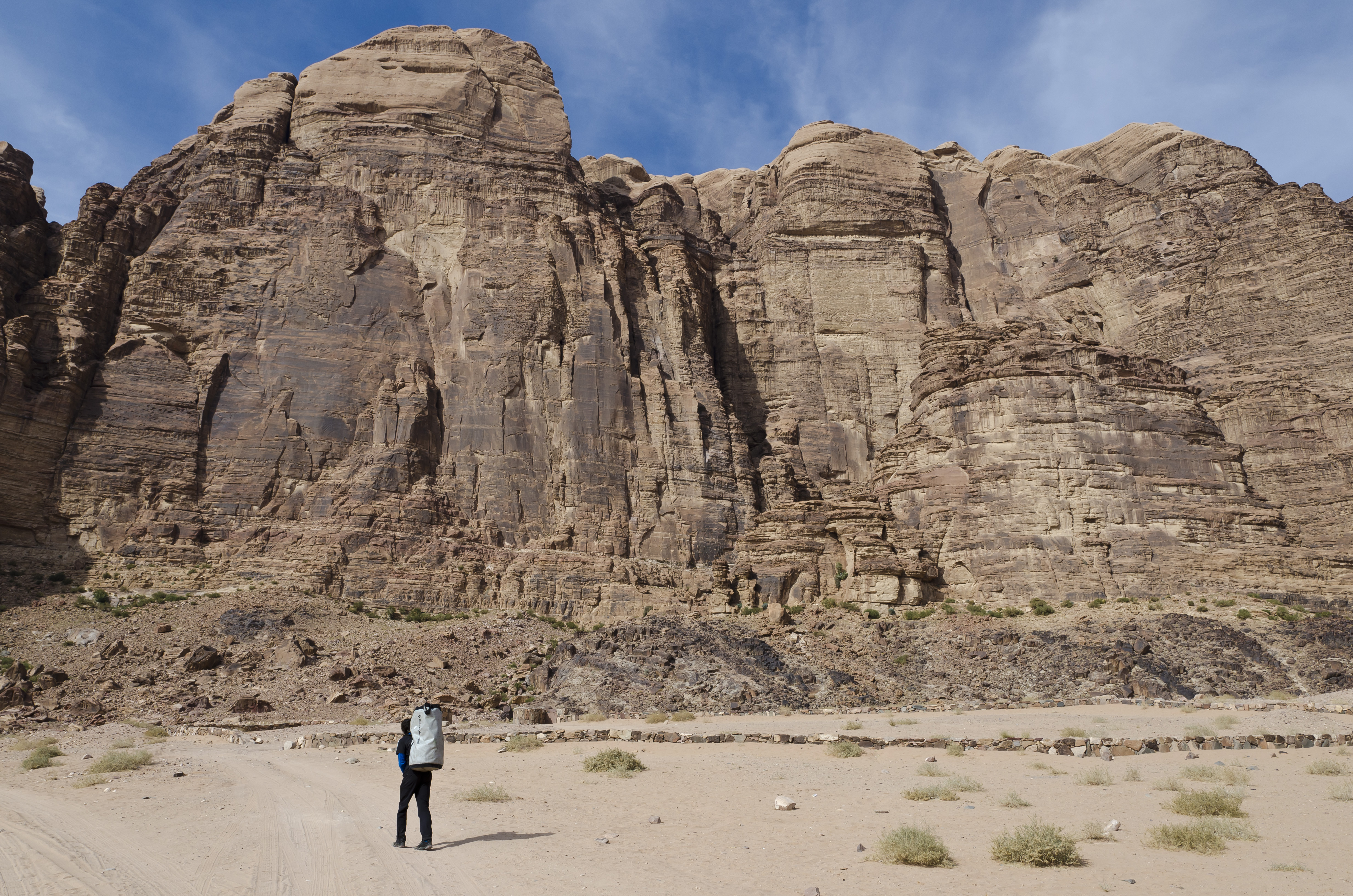Masív Jebel Rum, napravo v žltej stene výrazná línia - náš Fatal Attraction.