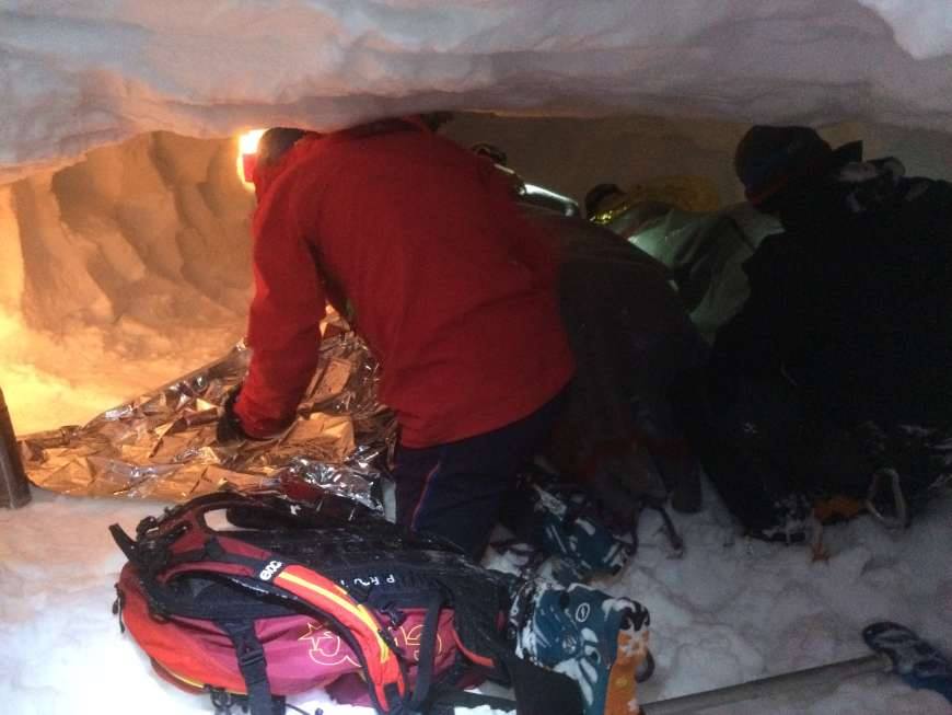 Expresky z hôr 8 - Starostlivosť záchranárov o zranených skialpinistov v záhrabe cez noc, zdroj: blick.ch