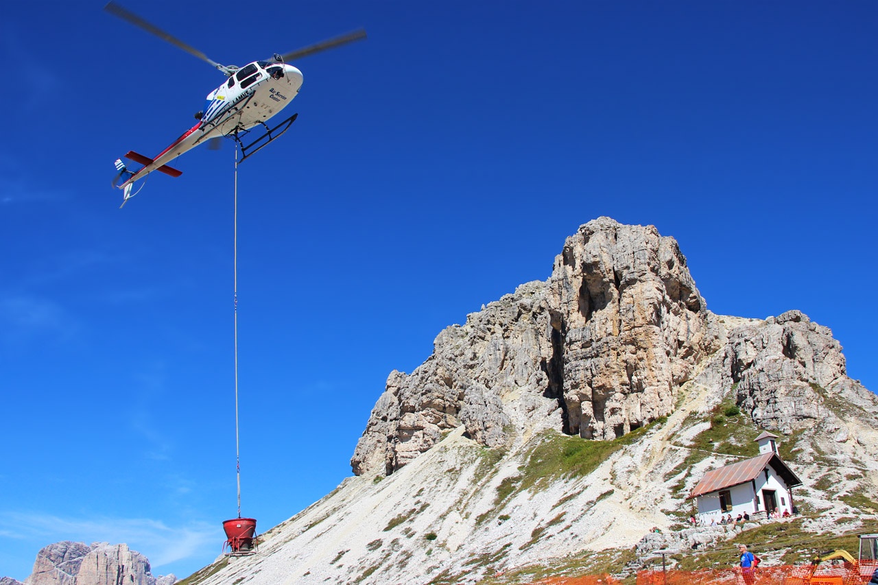 Vrtuľník nad Rifugio Locateli, Dolomity