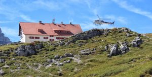 Vrtuľník nad Rifugio Locateli, Dolomity