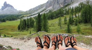 Luna sandals v údolí pri Lago Federa, pod Becco di Mezzodi, Dolomity