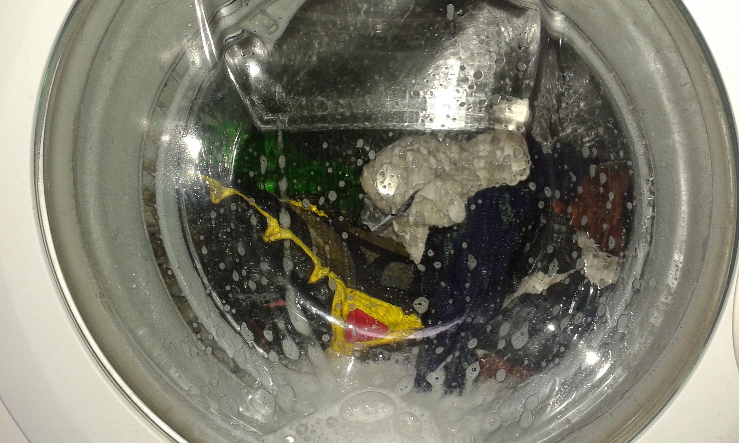 Mizuno Mujin v práčke počas prania