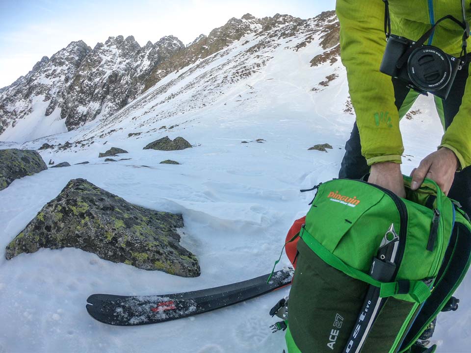 Skialpinistický ruksak Pinguin Ace 27 na skialpovačke vo Vysokých Tatrách