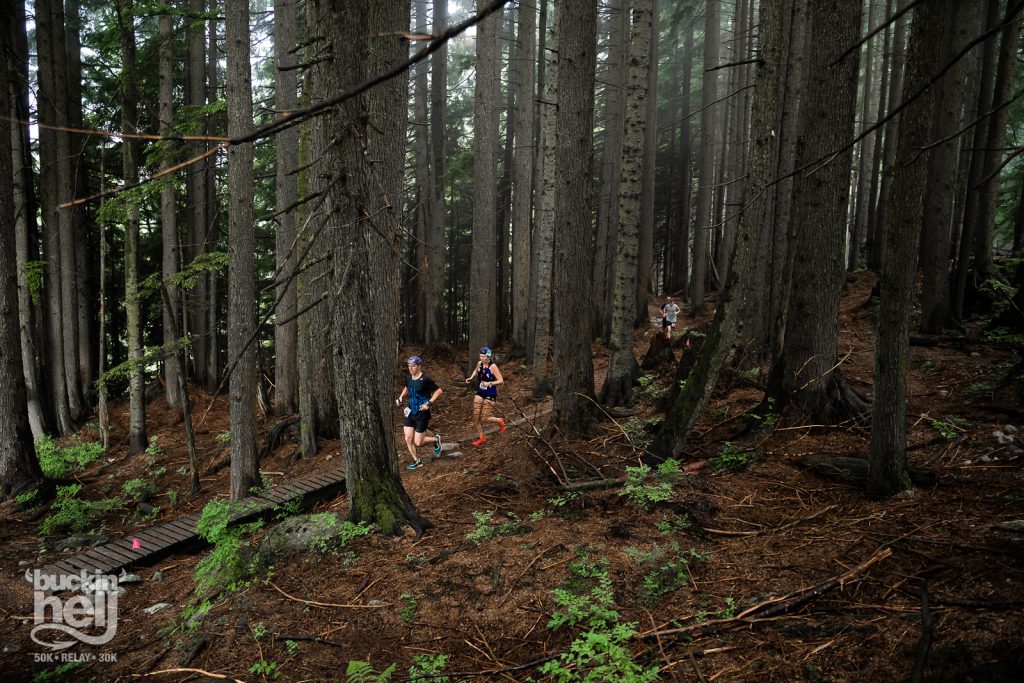 Bucking Hell ultra maratón v lese počas behu