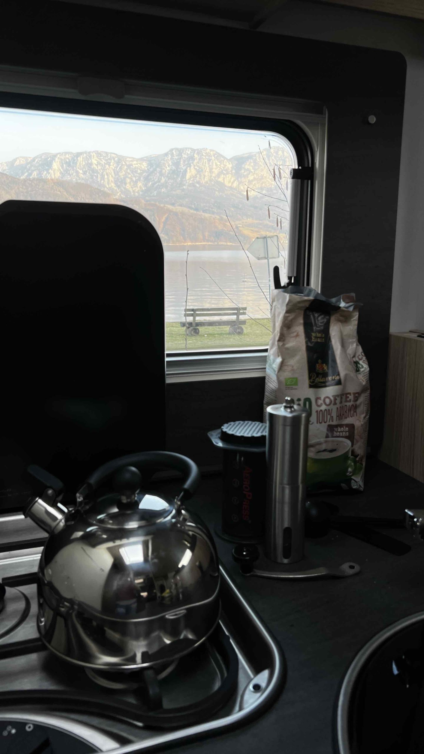 výhľad z kuchyňského okna s autokaravanom po rakúsku