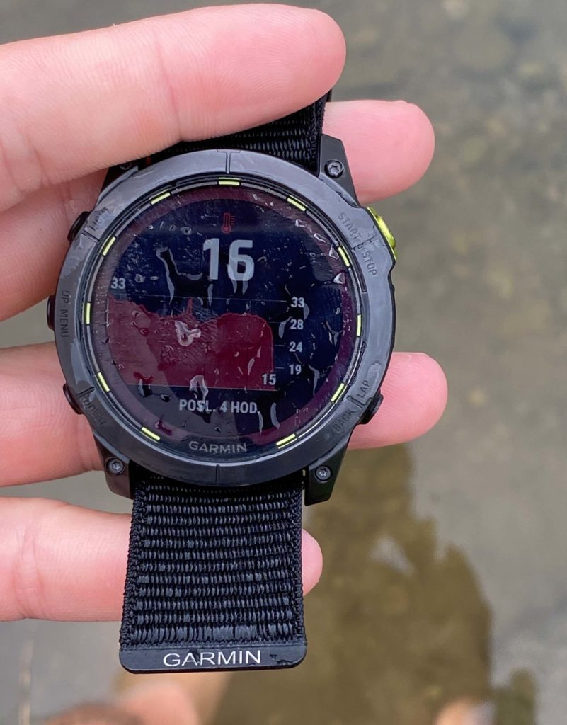 Bezchybná funckia dispeju aj keď je mokrý je niečo čo naozaj oceníte na hodinkách Garmin Enduro 2