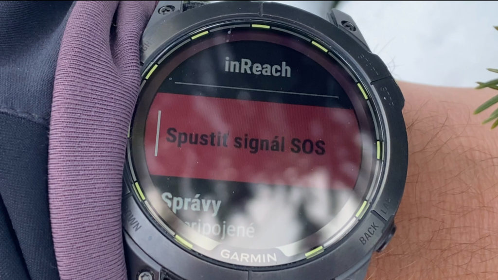 Cez hodinky Garmin Enduro 2 vieš spustiť odoslanie núdzovej správy o pomoc, ktorú vyšle satelitný komunikátor Inreach Mini 2