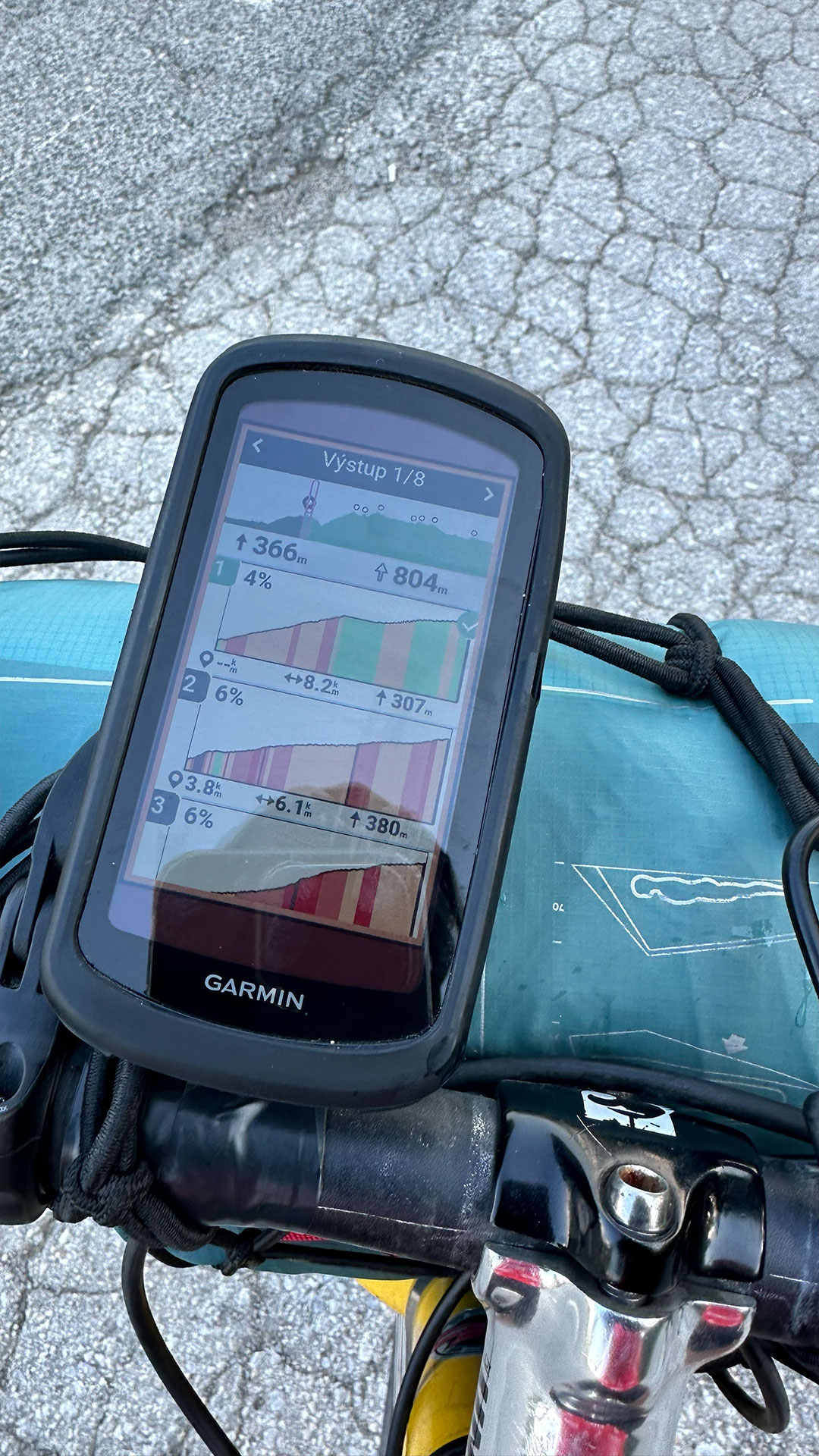 Cyklopočítač Garmin Edge 1040 solar a jeho výškové profili na trase.