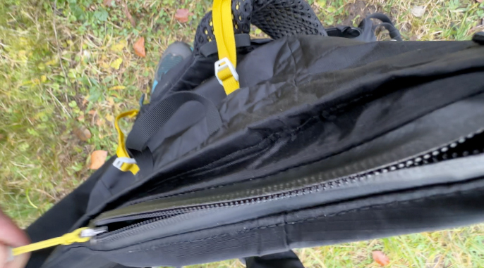 Bežecký nepremokavý ruksak Ferrino 15+3 má všetky zipsy nepremokavé. 