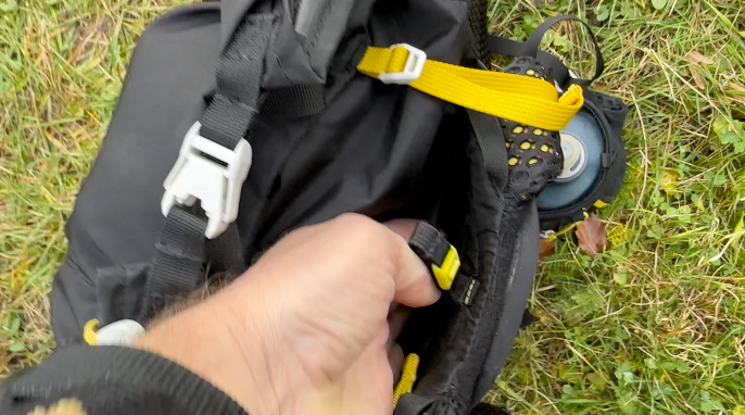 Bežecký nepremokavý ruksak Ferrino X-Dry 15+3 má aj voľne dostupné vrecko za chrbátom pre hydrovak.