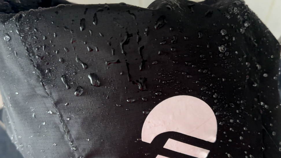 Bežecký nepremokavý ruksak Ferrino X-Dry 15+3 vonkajší materiál je veľmi pevný. 