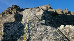 Vladino dolieza ku hrebeňu Volovky. Toto je štvrtá dĺžka 60m lana. Volovka, Vysoké Tatry