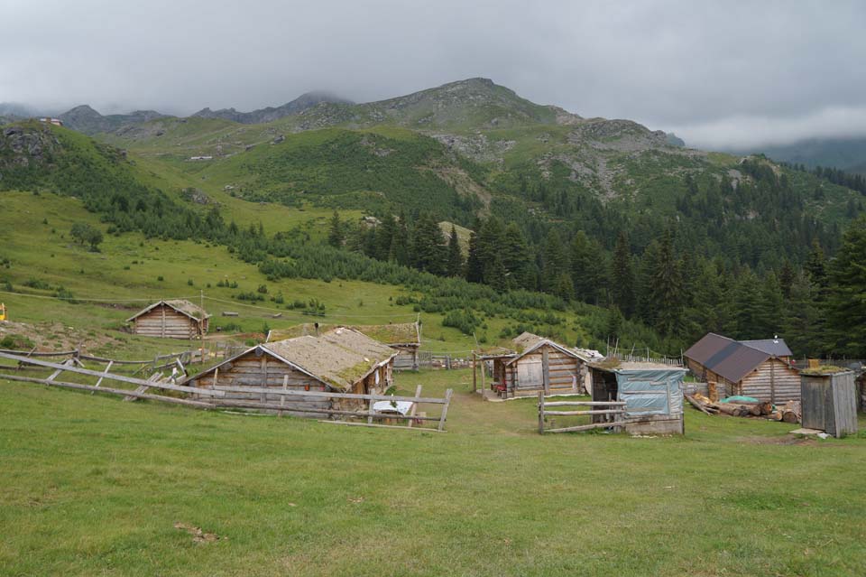 Najvyšší vrch Kosova - Djeravica 2656 m. Obydlia domácich v malej dedinke na kopci