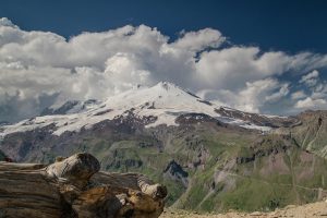 Expedícia Kaukaz BlackHill outdoor merino vlna a výhľad na Elbrus
