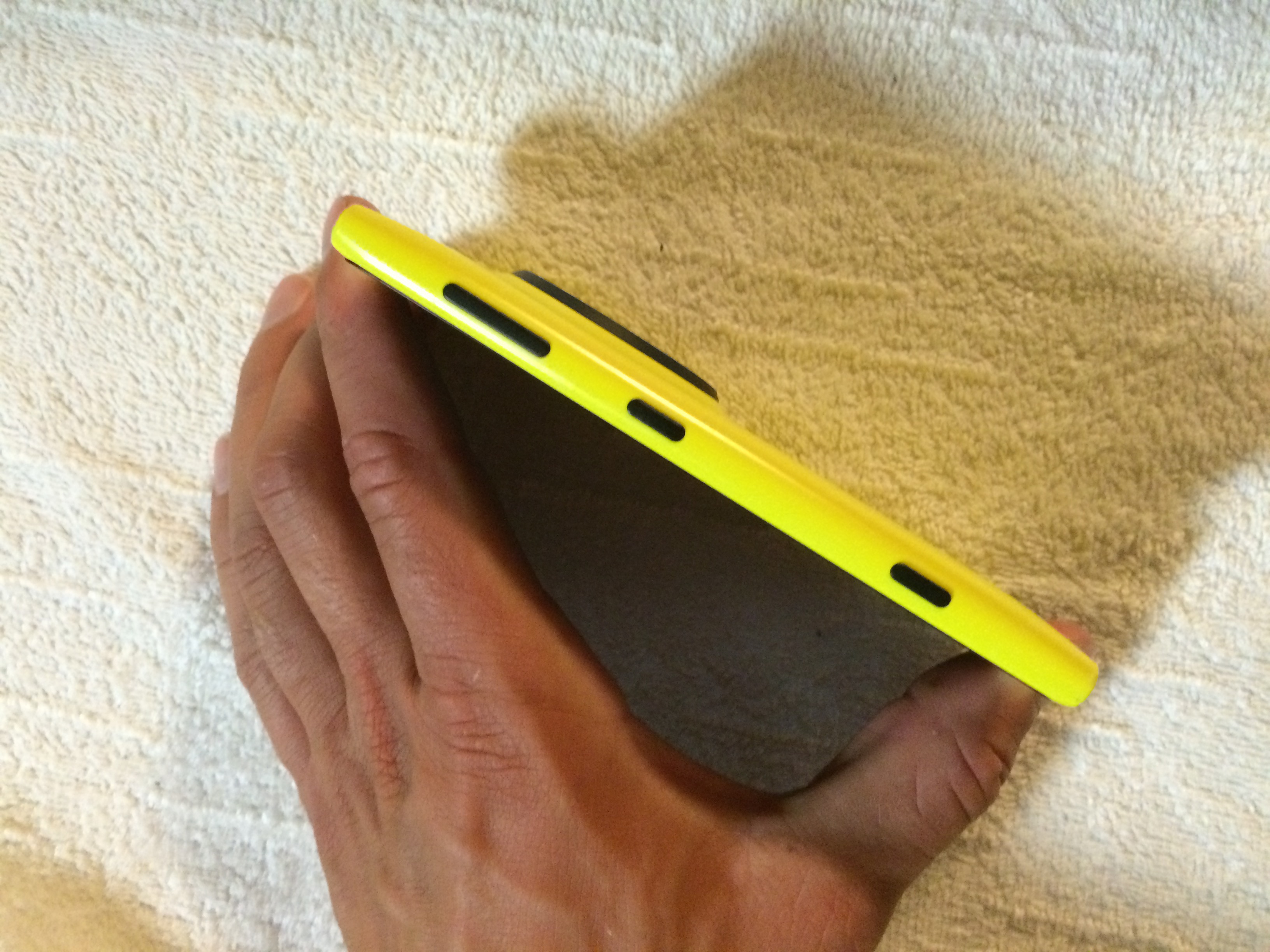 Smartfón v Horách Windows phone nokia lumia 1020 z boku, teleo telefónu