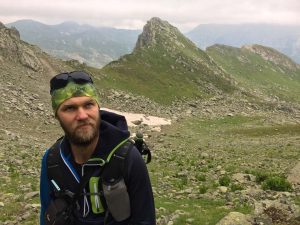 Tyger pózuje Najvyšší vrch Kosova Djeravica 2656 m.
