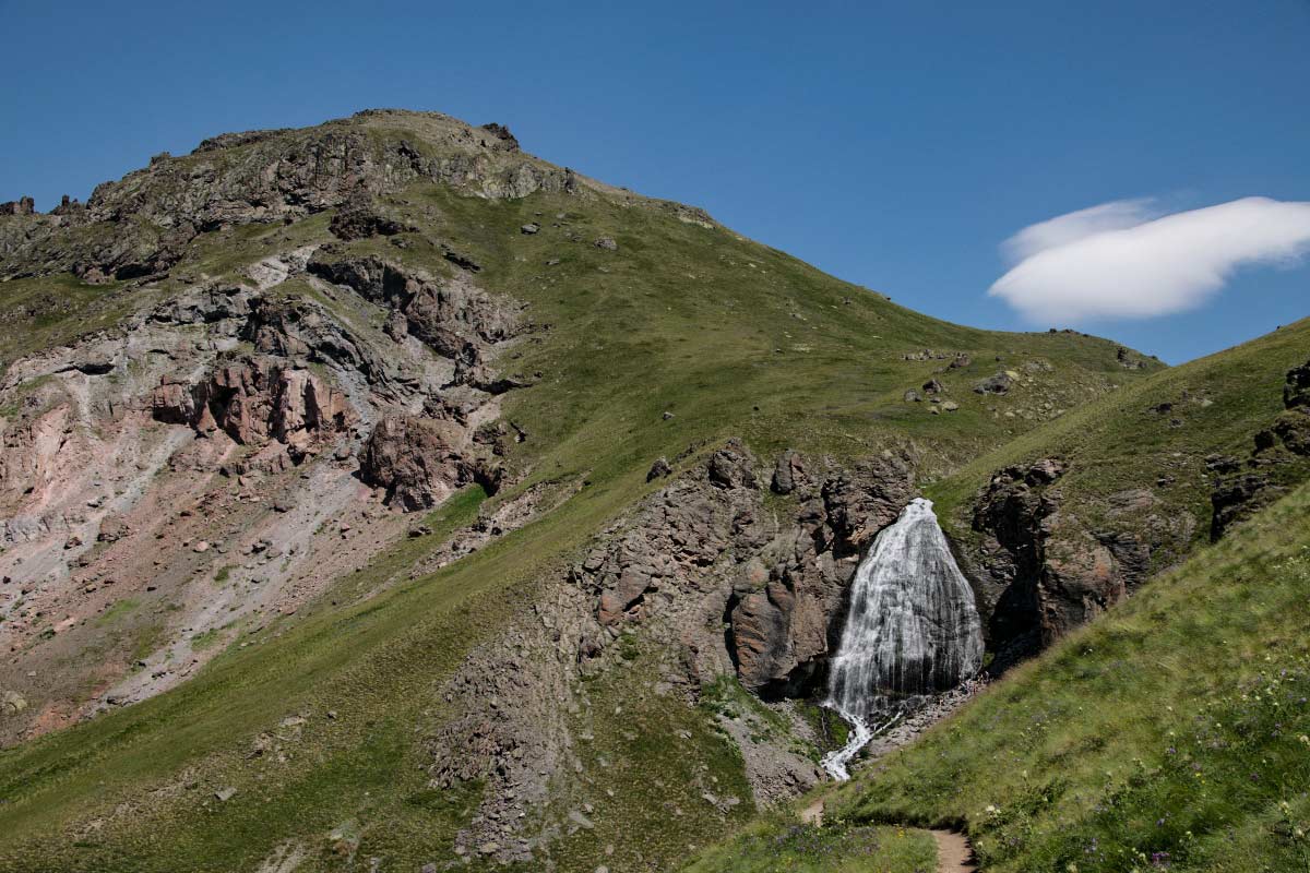 Гор рано. Высота горы Терскол. Мыс бырмадыс Кабардино Балкария. Кабардино Балкария в горах часовни. Замки Кабардино-Балкарии Эльбрус.