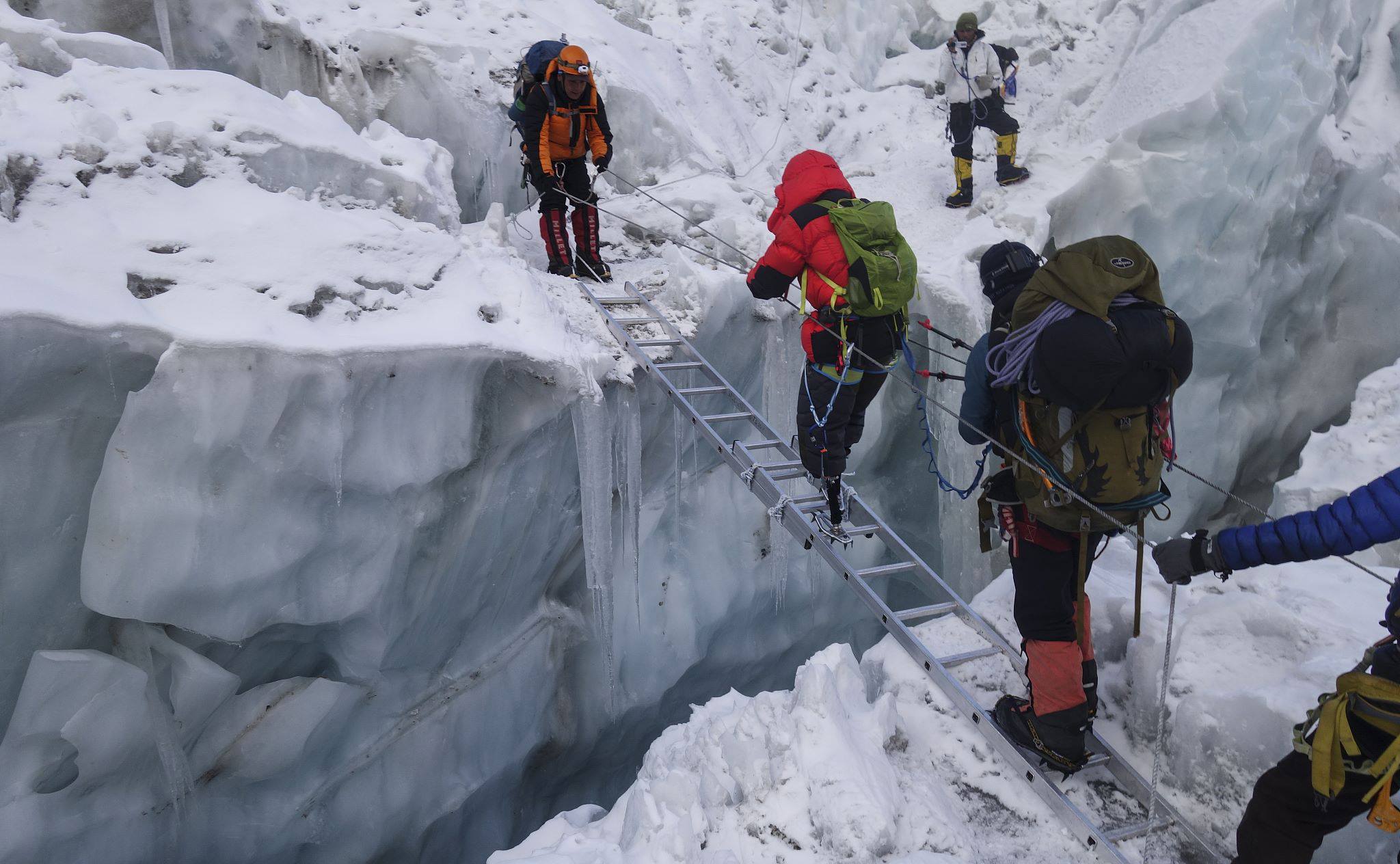 Xia Boyu prechádza s horolezcami cez trhlinu pomocou rebríku