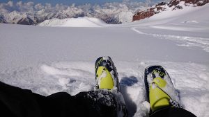 Pod vrcholom Kazbek, prebiehajúca aklimatizácia pre Elbrus. Na nohách mám lyžiarky Hagan ST core