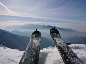 Malá Fatra na skialp lyžiach, hrebeňovka Han lyže ultra 76 na vrchole suchého vrchu