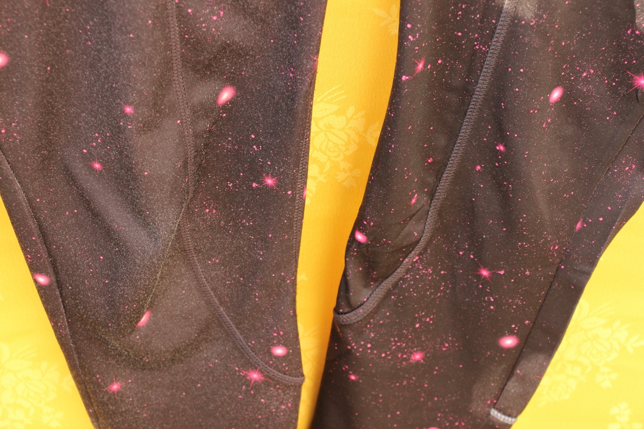 Dámske bežecké nohavice Crivit - Detail trochu vyťahaného materiálu v oblasti kolien (vľavo) oproti novým nohaviciam (vpravo)