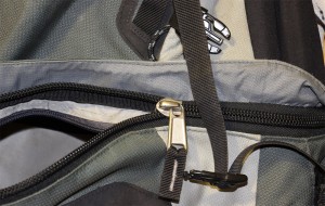 Deuter Guide 45+ detail zipsov